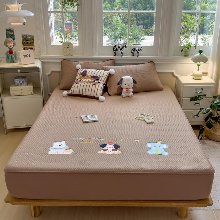 91家纺网 家纺一手货源 找家纺 莱家富 2025新款A类三联刺绣毛巾绣夹棉床笠三件套单床笠 开心一家-摩卡咖