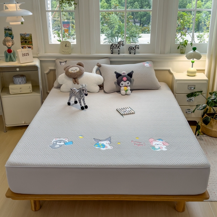 91家纺网 家纺一手货源 找家纺 莱家富 2025新款A类三联刺绣毛巾绣夹棉床笠三件套单床笠 萌宠梦蒂-暮檐灰