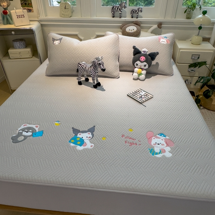 91家纺网 家纺一手货源 找家纺 莱家富 2025新款A类三联刺绣毛巾绣夹棉床笠三件套单床笠 萌宠梦蒂-暮檐灰