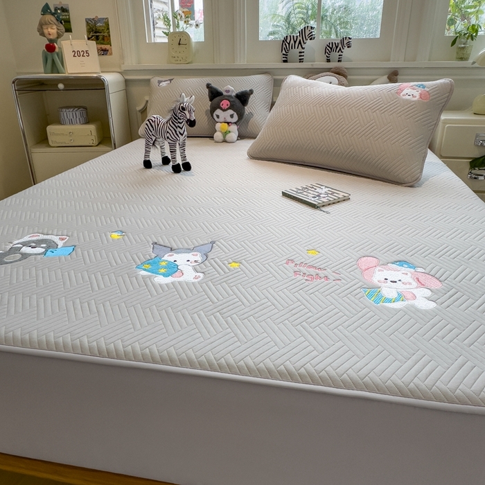 91家纺网 家纺一手货源 找家纺 莱家富 2025新款A类三联刺绣毛巾绣夹棉床笠三件套单床笠 萌宠梦蒂-暮檐灰