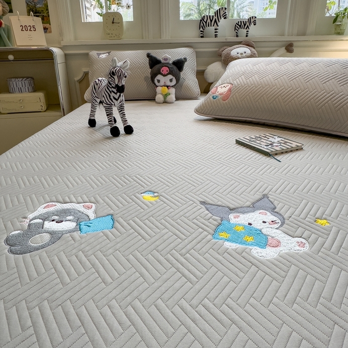 91家纺网 家纺一手货源 找家纺 莱家富 2025新款A类三联刺绣毛巾绣夹棉床笠三件套单床笠 萌宠梦蒂-暮檐灰