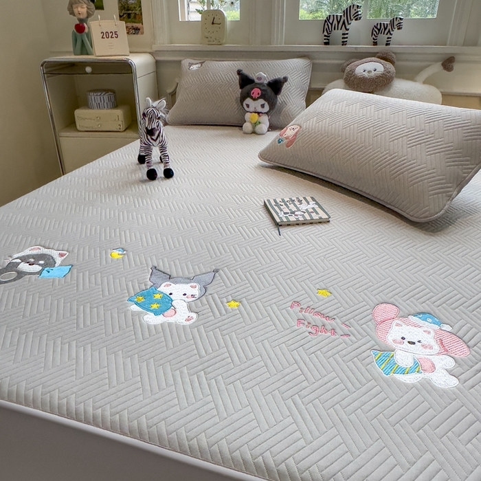 91家纺网 家纺一手货源 找家纺 莱家富 2025新款A类三联刺绣毛巾绣夹棉床笠三件套单床笠 萌宠梦蒂-暮檐灰