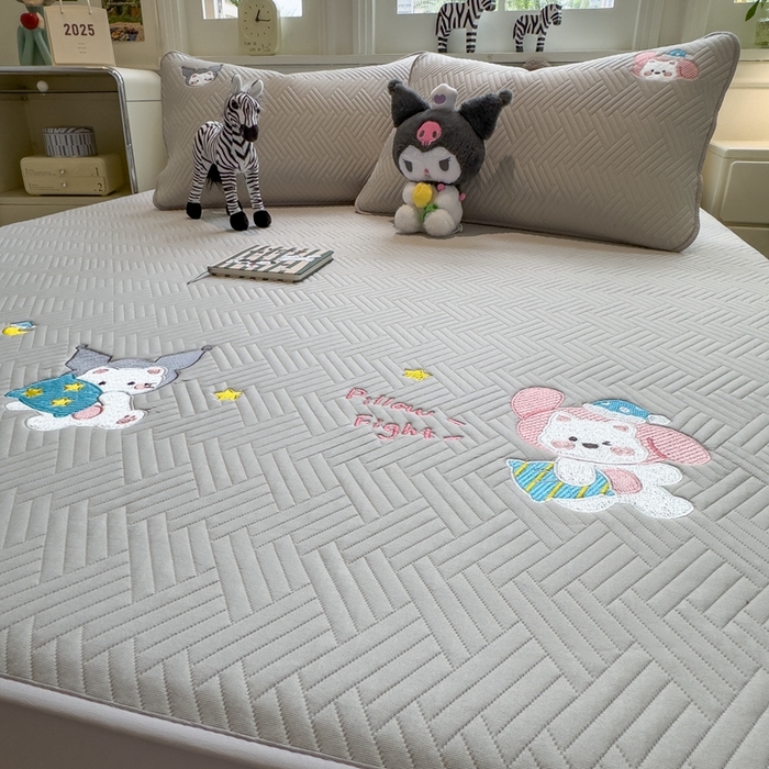 91家纺网 家纺一手货源 找家纺 莱家富 2025新款A类三联刺绣毛巾绣夹棉床笠三件套单床笠 萌宠梦蒂-暮檐灰