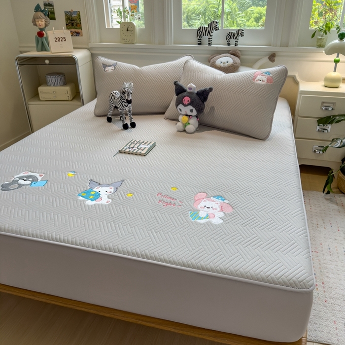 91家纺网 家纺一手货源 找家纺 莱家富 2025新款A类三联刺绣毛巾绣夹棉床笠三件套单床笠 萌宠梦蒂-暮檐灰