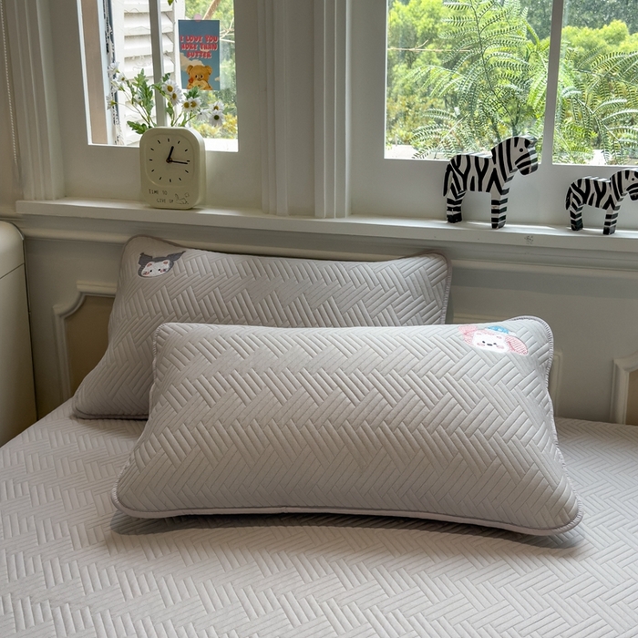 91家纺网 家纺一手货源 找家纺 莱家富 2025新款A类三联刺绣毛巾绣夹棉床笠三件套单床笠 萌宠梦蒂-暮檐灰