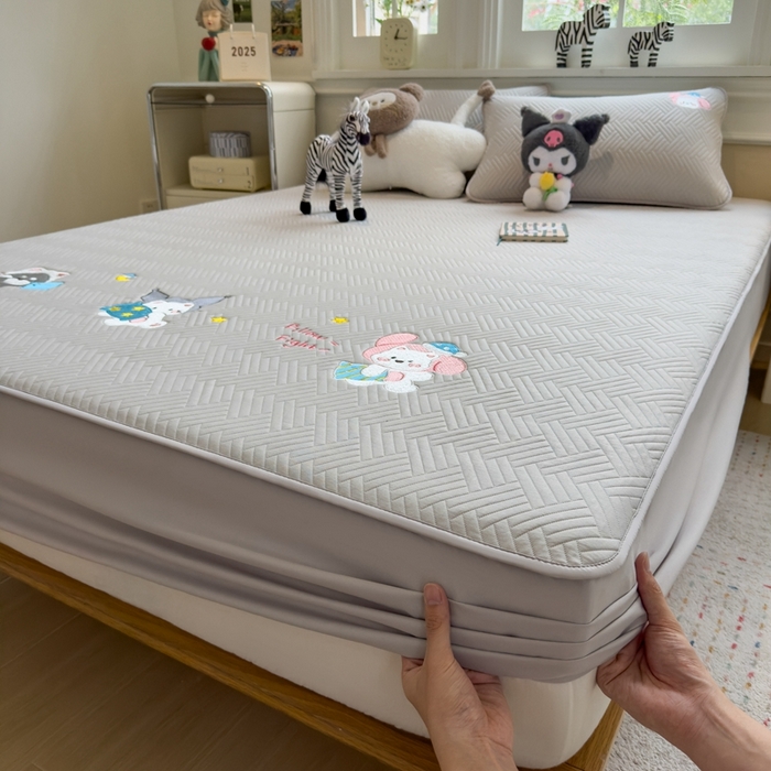 91家纺网 家纺一手货源 找家纺 莱家富 2025新款A类三联刺绣毛巾绣夹棉床笠三件套单床笠 萌宠梦蒂-暮檐灰