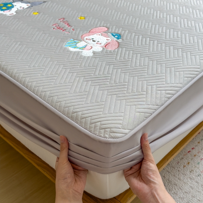 91家纺网 家纺一手货源 找家纺 莱家富 2025新款A类三联刺绣毛巾绣夹棉床笠三件套单床笠 萌宠梦蒂-暮檐灰