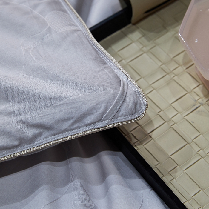 91家纺网 家纺一手货源 找家纺 蚕云阁蚕丝家居 2025新款舒适蚕丝被精梳柞蚕丝花赋系列被子被芯 高级灰精梳榨蚕丝