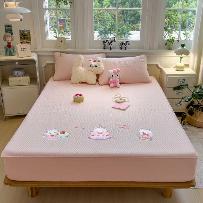 91家纺网 家纺一手货源 找家纺 莱家富 2025新款A类三联刺绣毛巾绣夹棉床笠三件套单床笠 微笑小猫-樱花粉