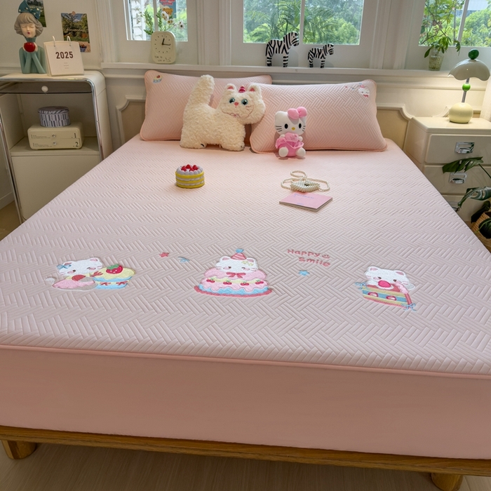 91家纺网 家纺一手货源 找家纺 莱家富 2025新款A类三联刺绣毛巾绣夹棉床笠三件套单床笠 微笑小猫-樱花粉