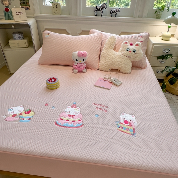 91家纺网 家纺一手货源 找家纺 莱家富 2025新款A类三联刺绣毛巾绣夹棉床笠三件套单床笠 微笑小猫-樱花粉