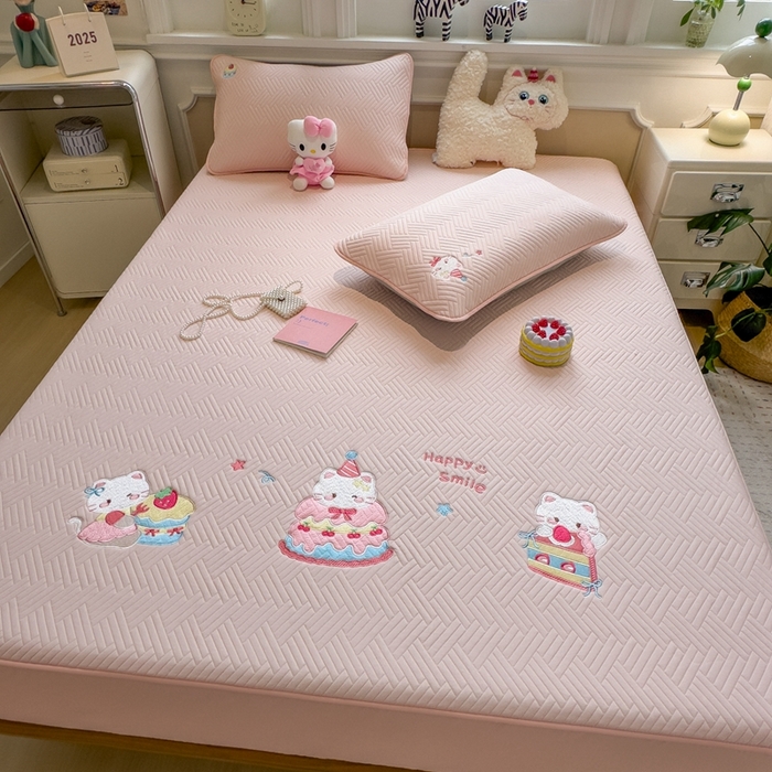 91家纺网 家纺一手货源 找家纺 莱家富 2025新款A类三联刺绣毛巾绣夹棉床笠三件套单床笠 微笑小猫-樱花粉