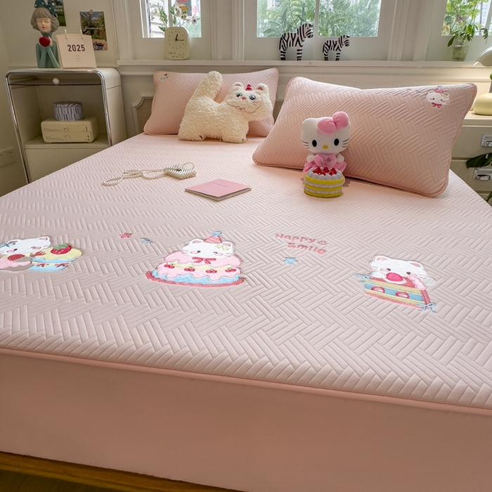 91家纺网 家纺一手货源 找家纺 莱家富 2025新款A类三联刺绣毛巾绣夹棉床笠三件套单床笠 微笑小猫-樱花粉