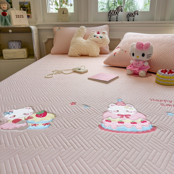 91家纺网 家纺一手货源 找家纺 莱家富 2025新款A类三联刺绣毛巾绣夹棉床笠三件套单床笠 微笑小猫-樱花粉