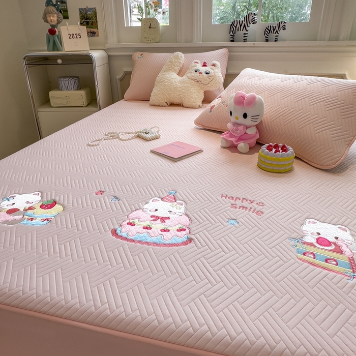 91家纺网 家纺一手货源 找家纺 莱家富 2025新款A类三联刺绣毛巾绣夹棉床笠三件套单床笠 微笑小猫-樱花粉