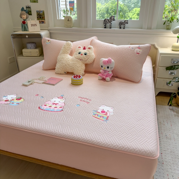 91家纺网 家纺一手货源 找家纺 莱家富 2025新款A类三联刺绣毛巾绣夹棉床笠三件套单床笠 微笑小猫-樱花粉