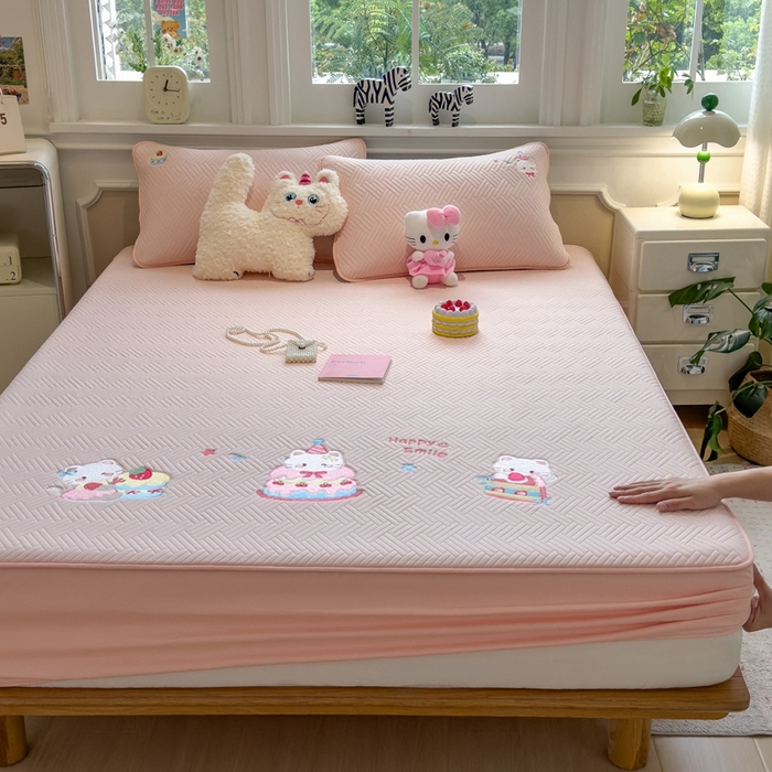 91家纺网 家纺一手货源 找家纺 莱家富 2025新款A类三联刺绣毛巾绣夹棉床笠三件套单床笠 微笑小猫-樱花粉