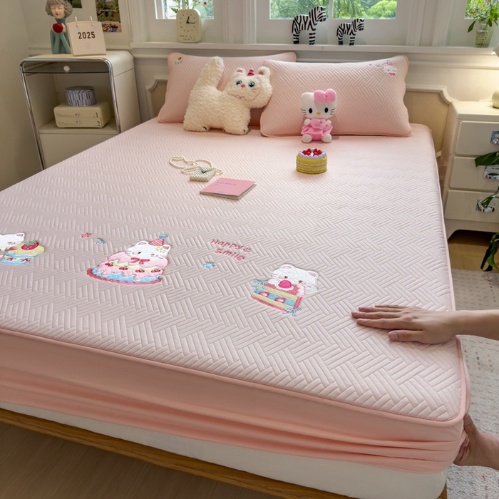 91家纺网 家纺一手货源 找家纺 莱家富 2025新款A类三联刺绣毛巾绣夹棉床笠三件套单床笠 微笑小猫-樱花粉