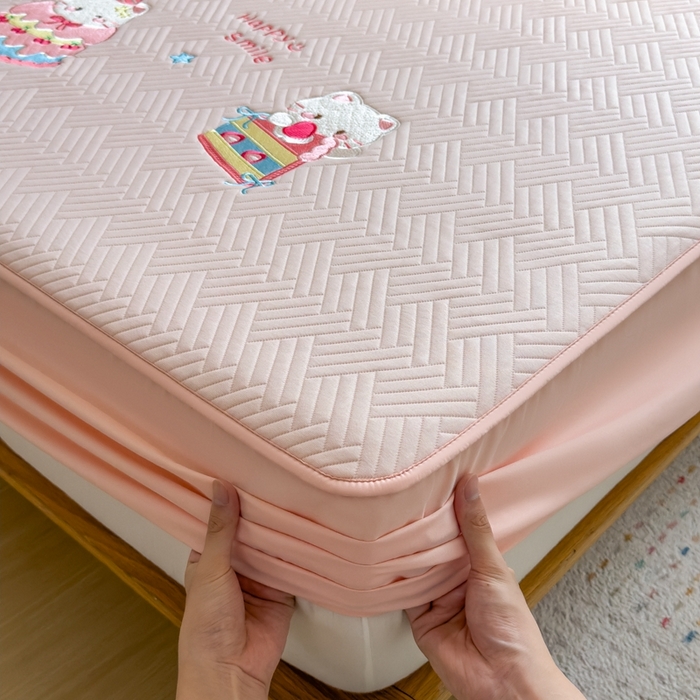 91家纺网 家纺一手货源 找家纺 莱家富 2025新款A类三联刺绣毛巾绣夹棉床笠三件套单床笠 微笑小猫-樱花粉