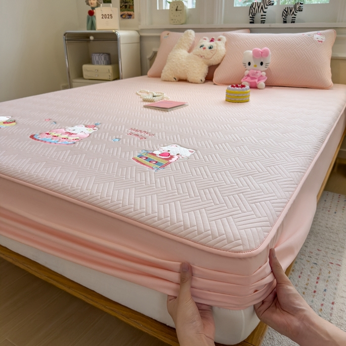 91家纺网 家纺一手货源 找家纺 莱家富 2025新款A类三联刺绣毛巾绣夹棉床笠三件套单床笠 微笑小猫-樱花粉