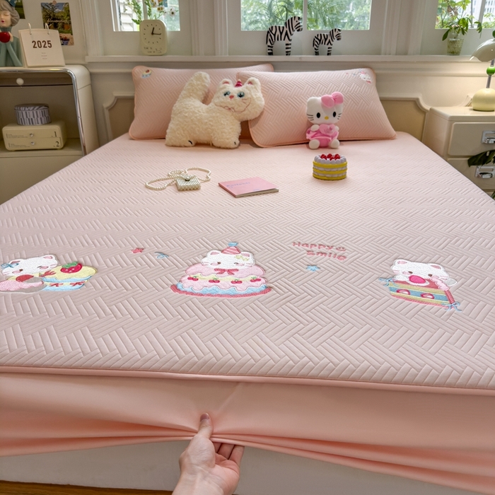 91家纺网 家纺一手货源 找家纺 莱家富 2025新款A类三联刺绣毛巾绣夹棉床笠三件套单床笠 微笑小猫-樱花粉