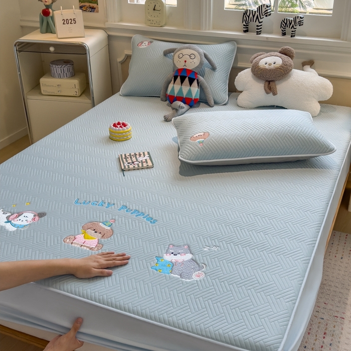 莱家富 2025新款A类三联刺绣毛巾绣夹棉床笠三件套单床笠 幸运小狗-天空蓝