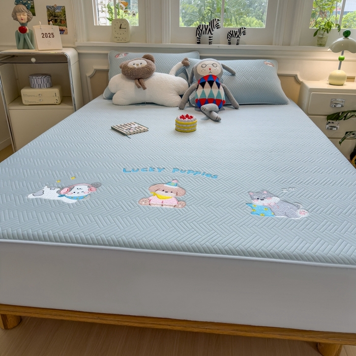 91家纺网 家纺一手货源 找家纺 莱家富 2025新款A类三联刺绣毛巾绣夹棉床笠三件套单床笠 幸运小狗-天空蓝