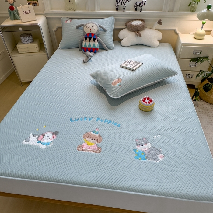 91家纺网 家纺一手货源 找家纺 莱家富 2025新款A类三联刺绣毛巾绣夹棉床笠三件套单床笠 幸运小狗-天空蓝