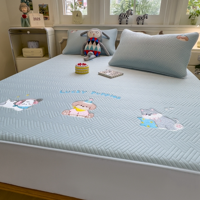 91家纺网 家纺一手货源 找家纺 莱家富 2025新款A类三联刺绣毛巾绣夹棉床笠三件套单床笠 幸运小狗-天空蓝