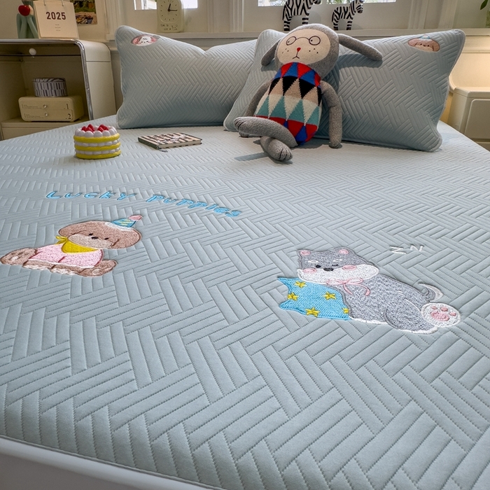 91家纺网 家纺一手货源 找家纺 莱家富 2025新款A类三联刺绣毛巾绣夹棉床笠三件套单床笠 幸运小狗-天空蓝