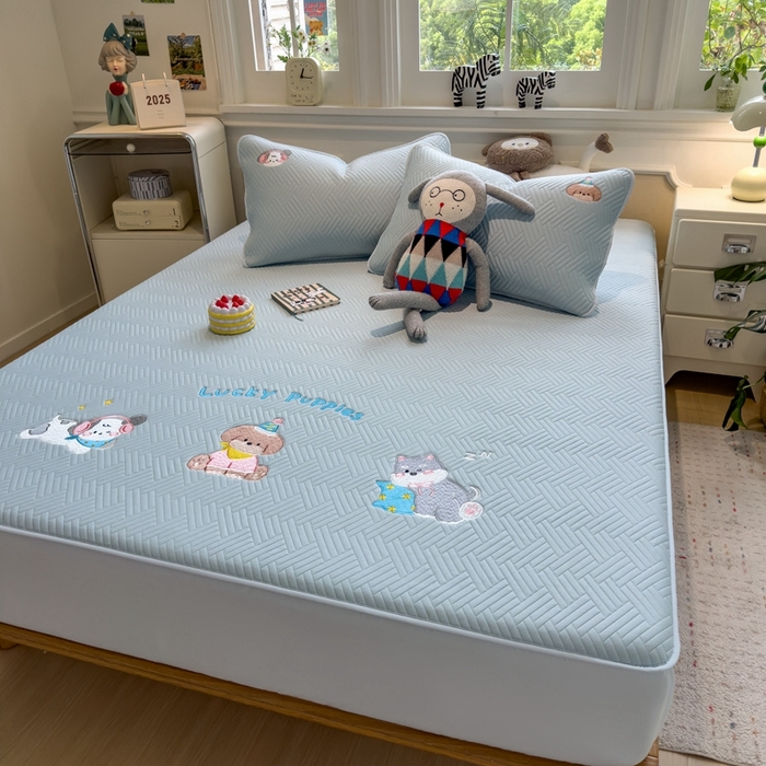 91家纺网 家纺一手货源 找家纺 莱家富 2025新款A类三联刺绣毛巾绣夹棉床笠三件套单床笠 幸运小狗-天空蓝