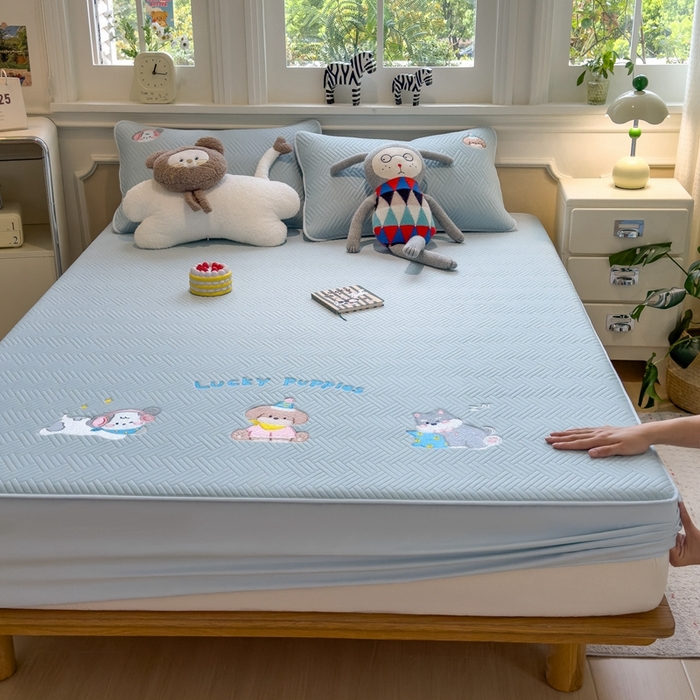 91家纺网 家纺一手货源 找家纺 莱家富 2025新款A类三联刺绣毛巾绣夹棉床笠三件套单床笠 幸运小狗-天空蓝