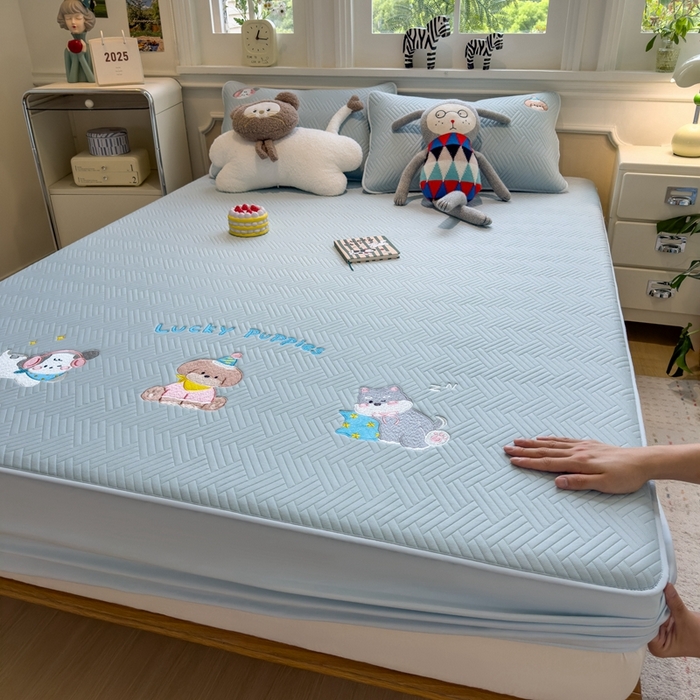 91家纺网 家纺一手货源 找家纺 莱家富 2025新款A类三联刺绣毛巾绣夹棉床笠三件套单床笠 幸运小狗-天空蓝