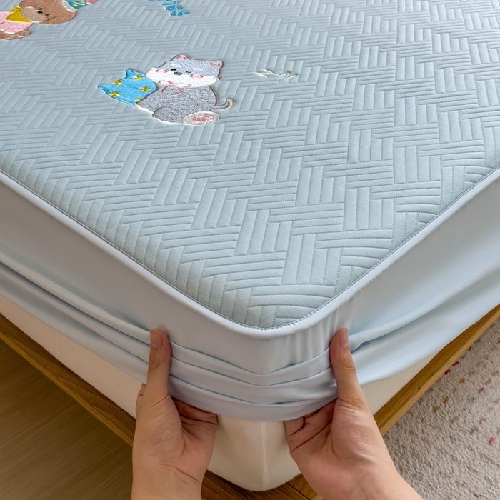 91家纺网 家纺一手货源 找家纺 莱家富 2025新款A类三联刺绣毛巾绣夹棉床笠三件套单床笠 幸运小狗-天空蓝