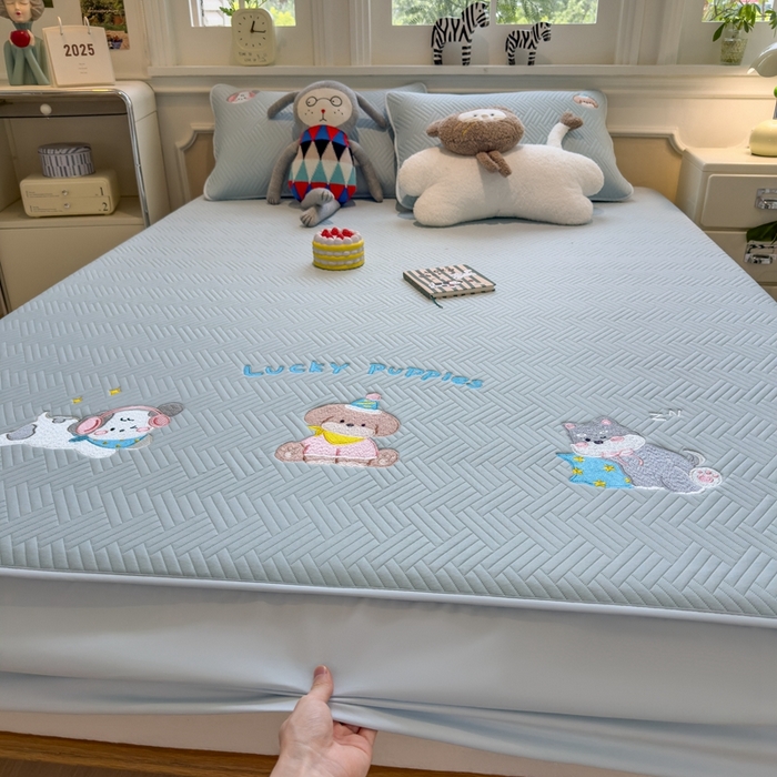 91家纺网 家纺一手货源 找家纺 莱家富 2025新款A类三联刺绣毛巾绣夹棉床笠三件套单床笠 幸运小狗-天空蓝