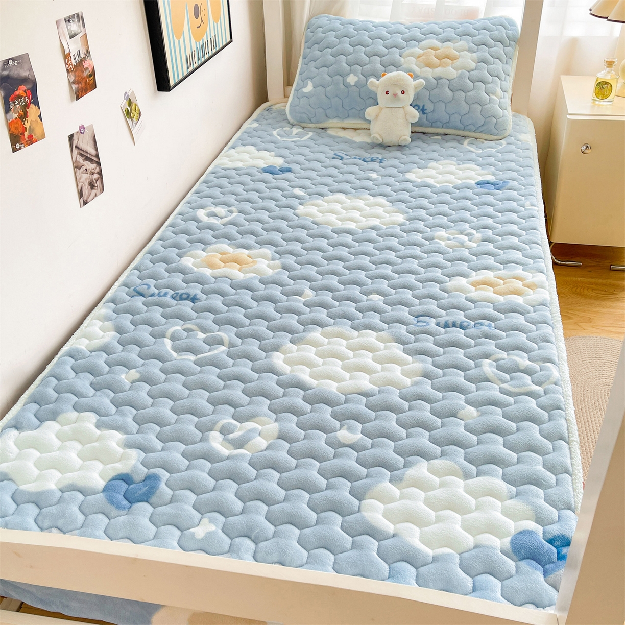 91家纺网 家纺一手货源 找家纺 雯豆家纺 2025新款学生上下铺加厚牛奶绒夹棉床笠宿舍大学生床垫保护套 牛奶绒夹棉床笠-爱心云