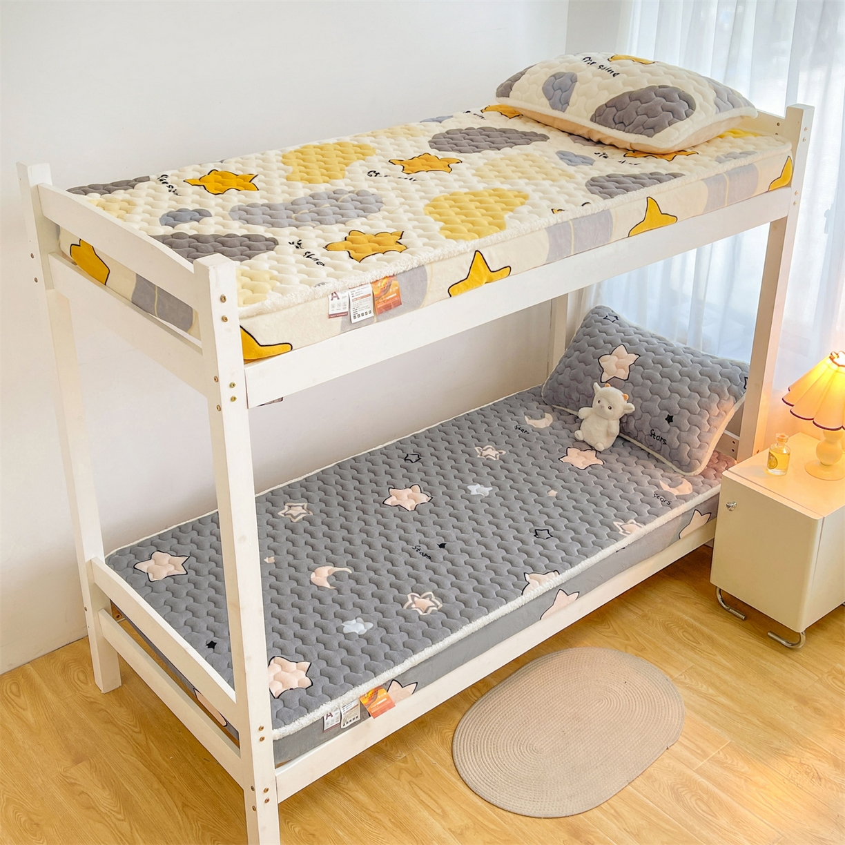 91家纺网 家纺一手货源 找家纺 雯豆家纺 2025新款学生上下铺加厚牛奶绒夹棉床笠宿舍大学生床垫保护套 牛奶绒夹棉床笠-满天星