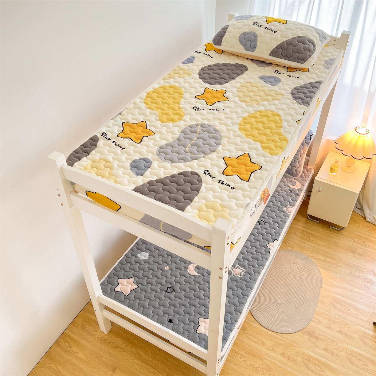 91家纺网 家纺一手货源 找家纺 雯豆家纺 2025新款学生上下铺加厚牛奶绒夹棉床笠宿舍大学生床垫保护套 牛奶绒夹棉床笠-满天星