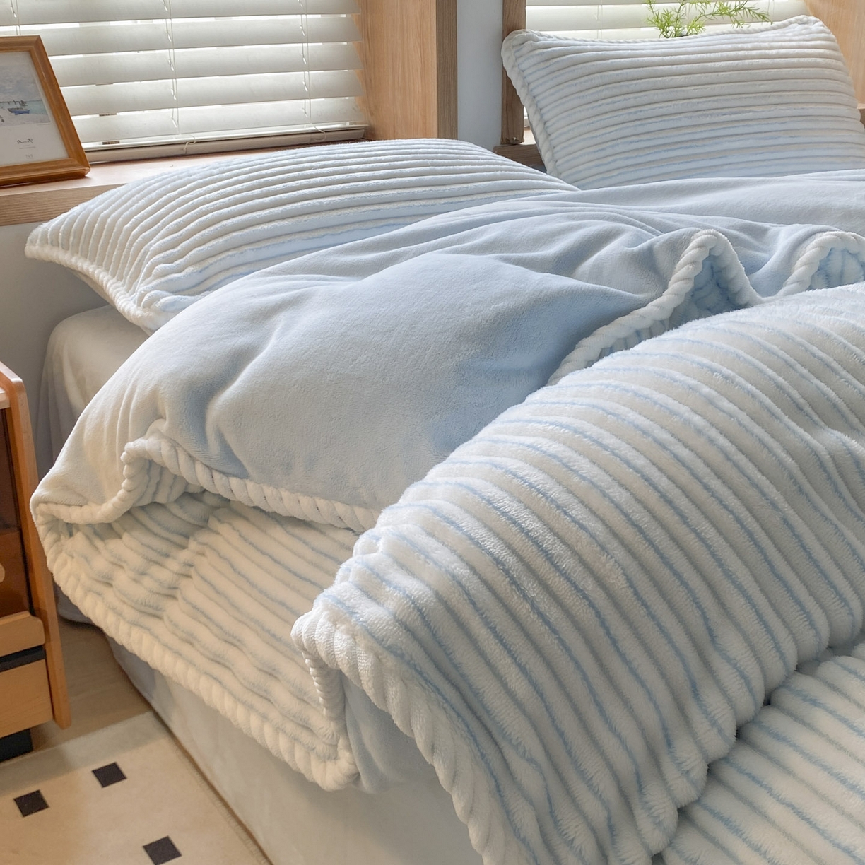 91家纺网 家纺一手货源 找家纺 酱子 2025新款阳离子立体提花绒抽条四件套 阳离子抽条-浅蓝