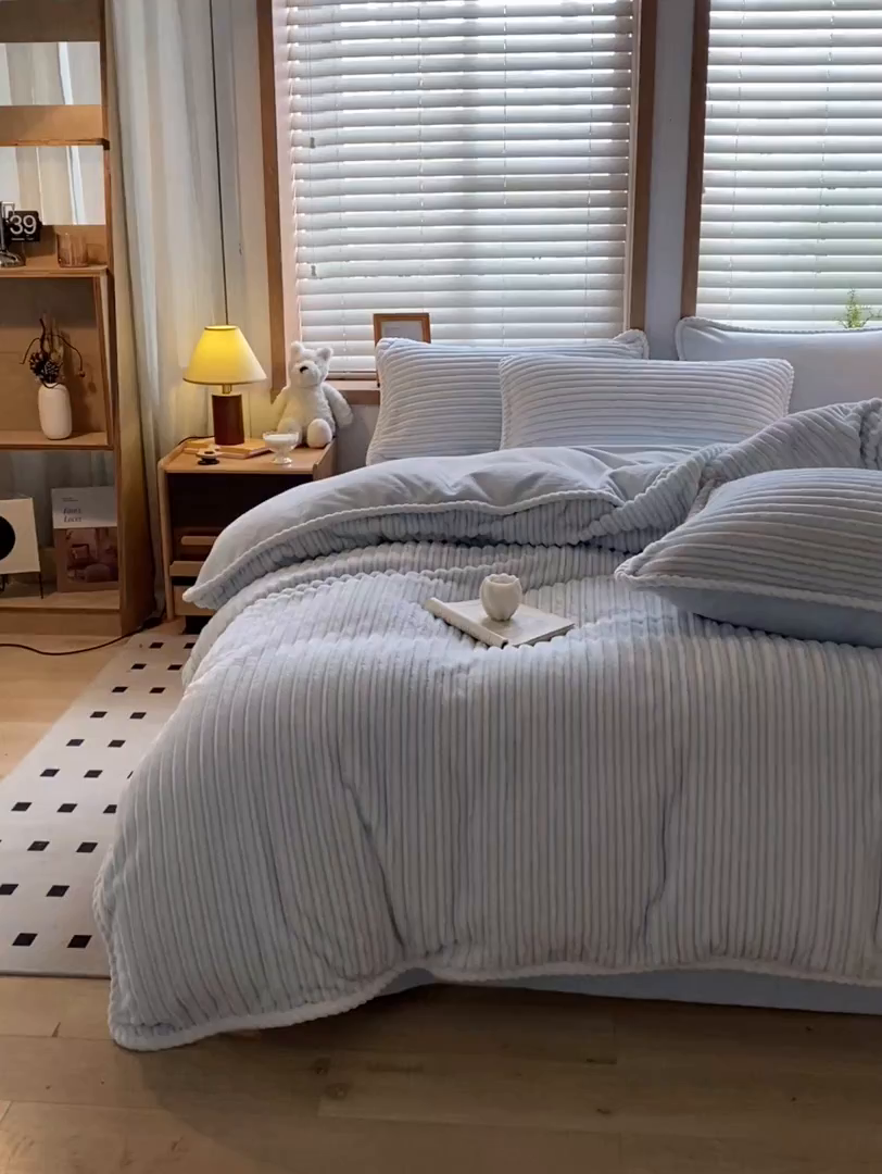 91家纺网 家纺一手货源 找家纺 酱子 2025新款阳离子立体提花绒抽条四件套 阳离子抽条-浅蓝