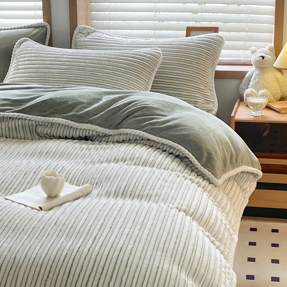 91家纺网 家纺一手货源 找家纺 酱子 2025新款阳离子立体提花绒抽条四件套 阳离子抽条-果绿