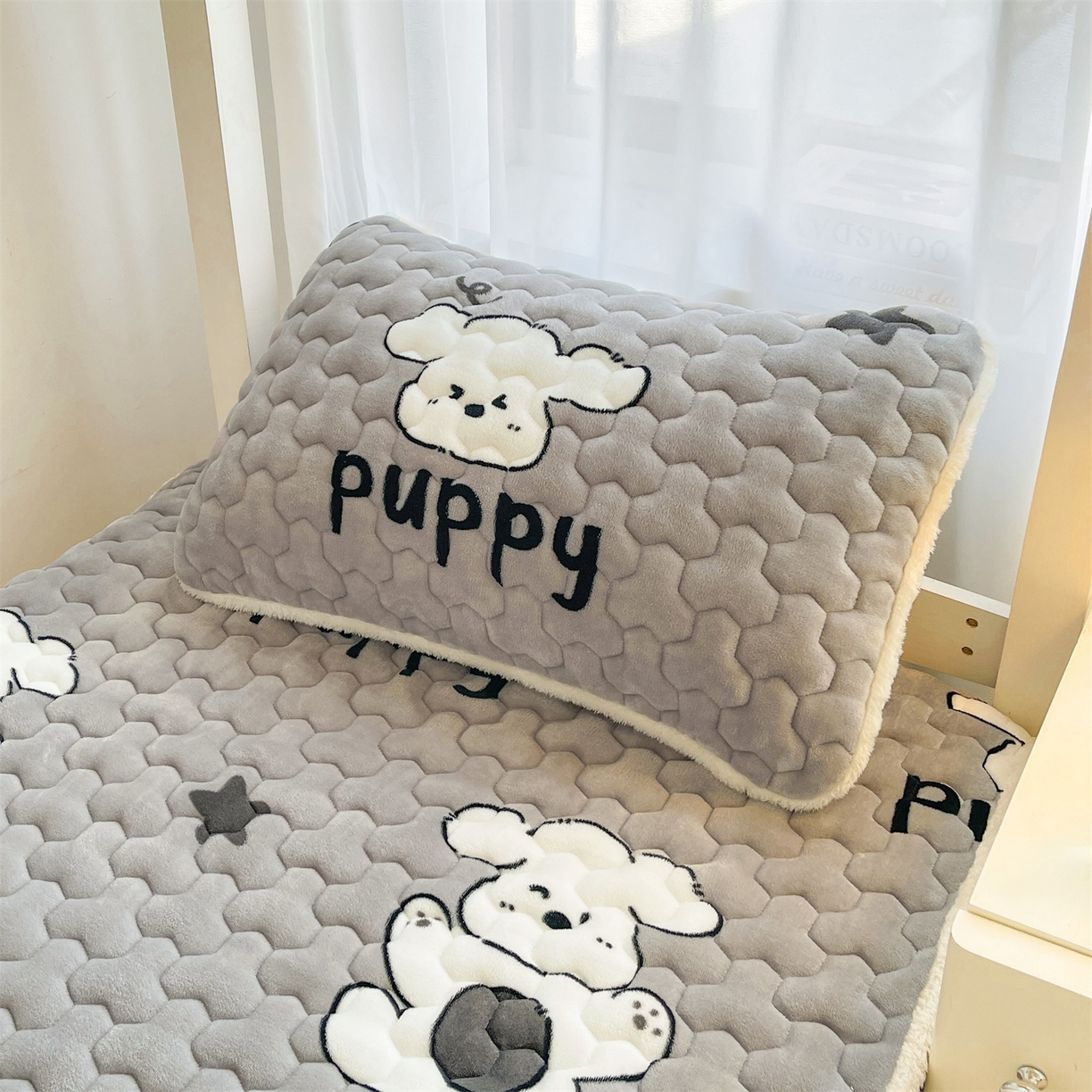 91家纺网 家纺一手货源 找家纺 雯豆家纺 2025新款学生上下铺加厚牛奶绒夹棉床笠宿舍大学生床垫保护套 牛奶绒夹棉床笠-皮皮狗