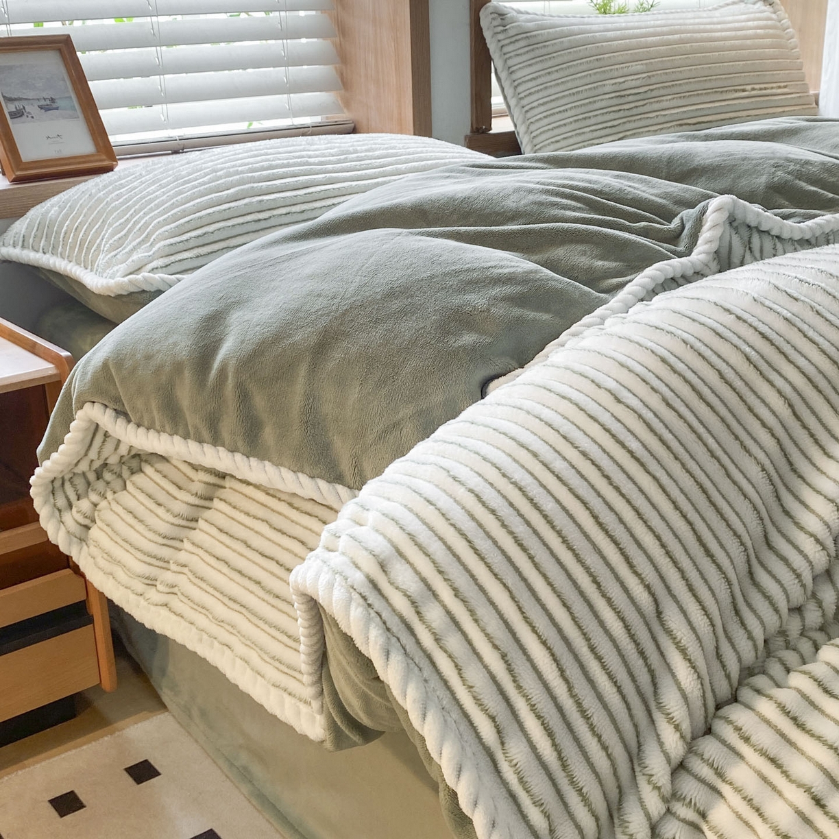 91家纺网 家纺一手货源 找家纺 酱子 2025新款阳离子立体提花绒抽条四件套 阳离子抽条-果绿