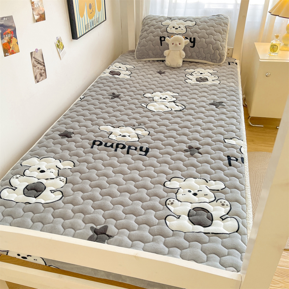 91家纺网 家纺一手货源 找家纺 雯豆家纺 2025新款学生上下铺加厚牛奶绒夹棉床笠宿舍大学生床垫保护套 牛奶绒夹棉床笠-皮皮狗