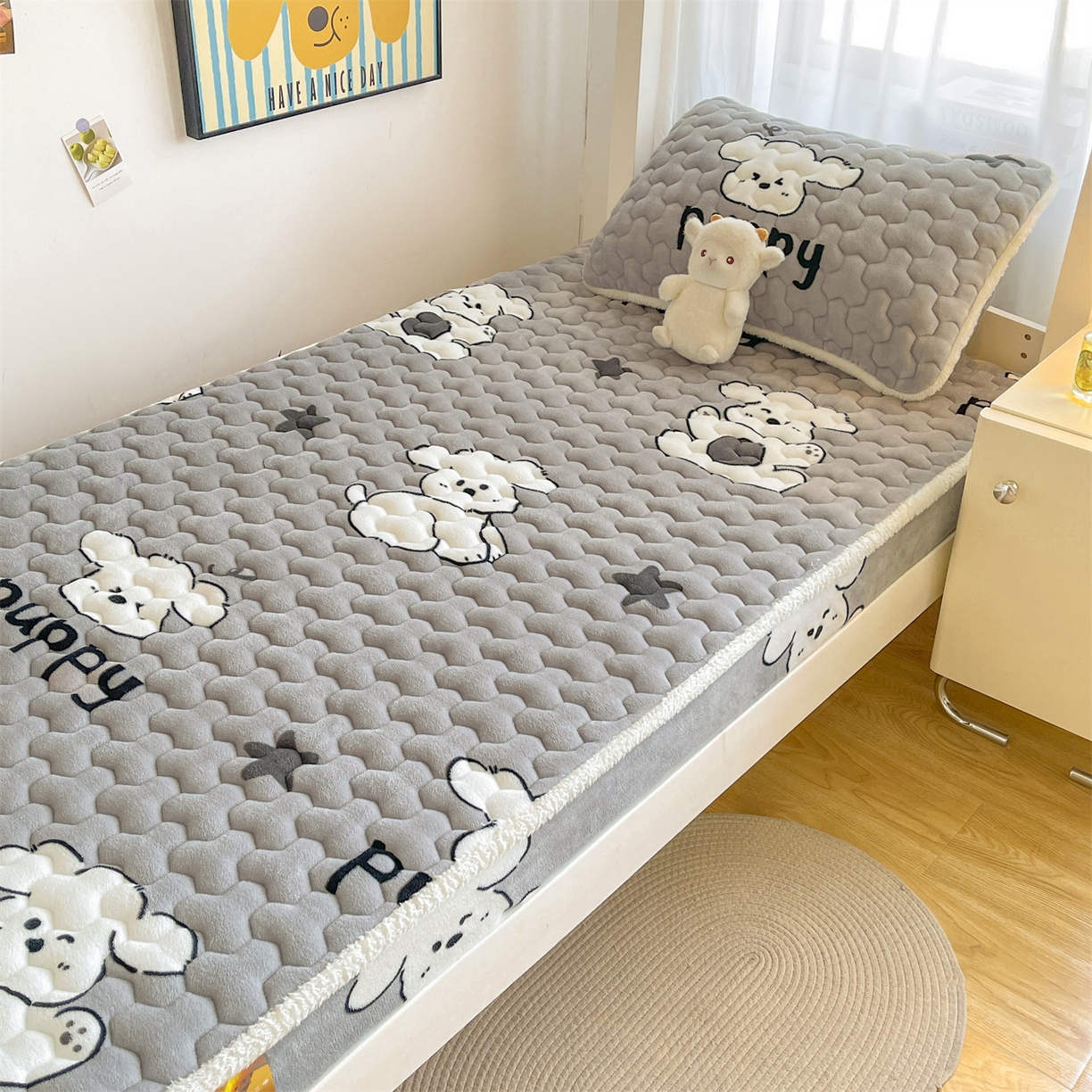 91家纺网 家纺一手货源 找家纺 雯豆家纺 2025新款学生上下铺加厚牛奶绒夹棉床笠宿舍大学生床垫保护套 牛奶绒夹棉床笠-皮皮狗