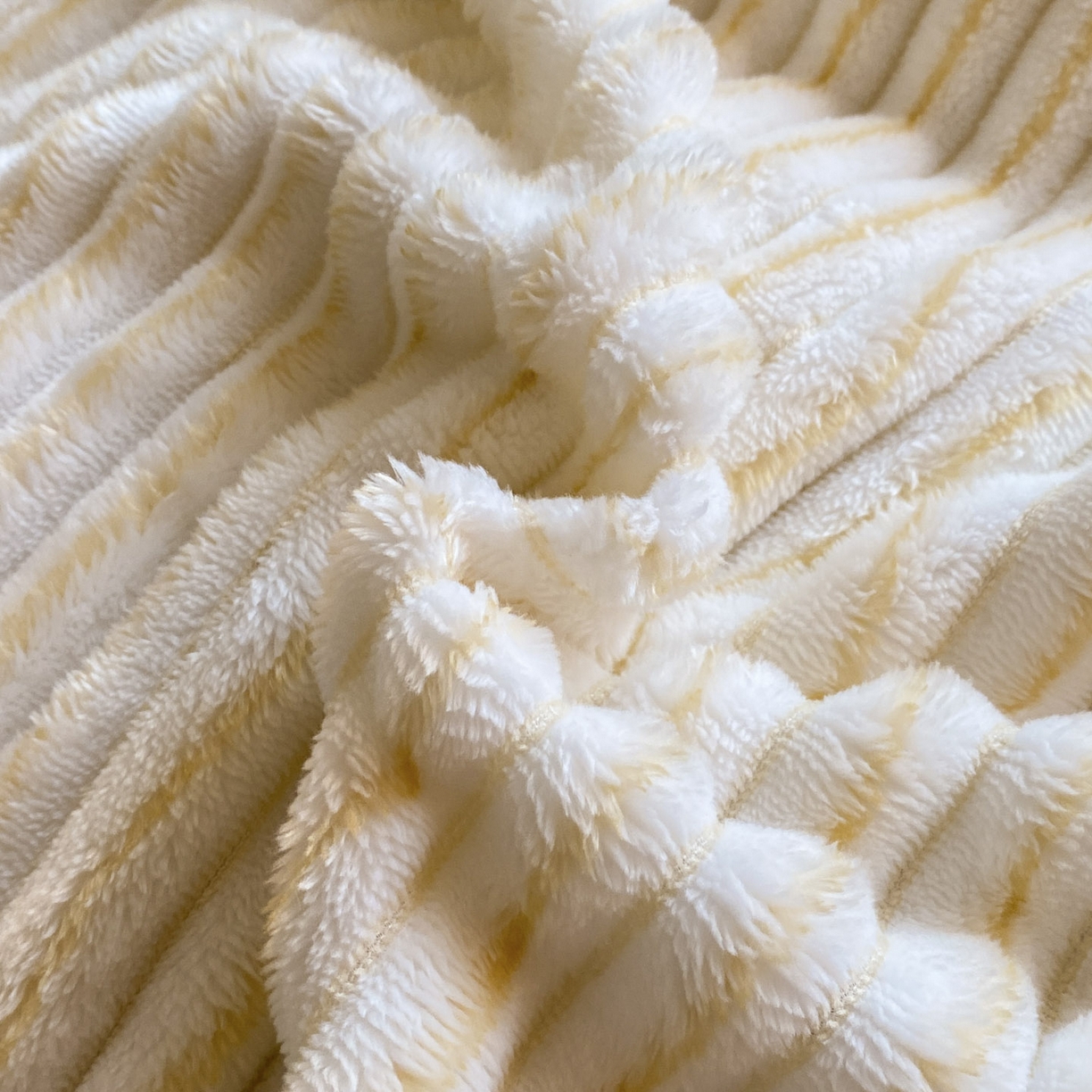 91家纺网 家纺一手货源 找家纺 酱子 2025新款阳离子立体提花绒抽条四件套 阳离子抽条-奶黄