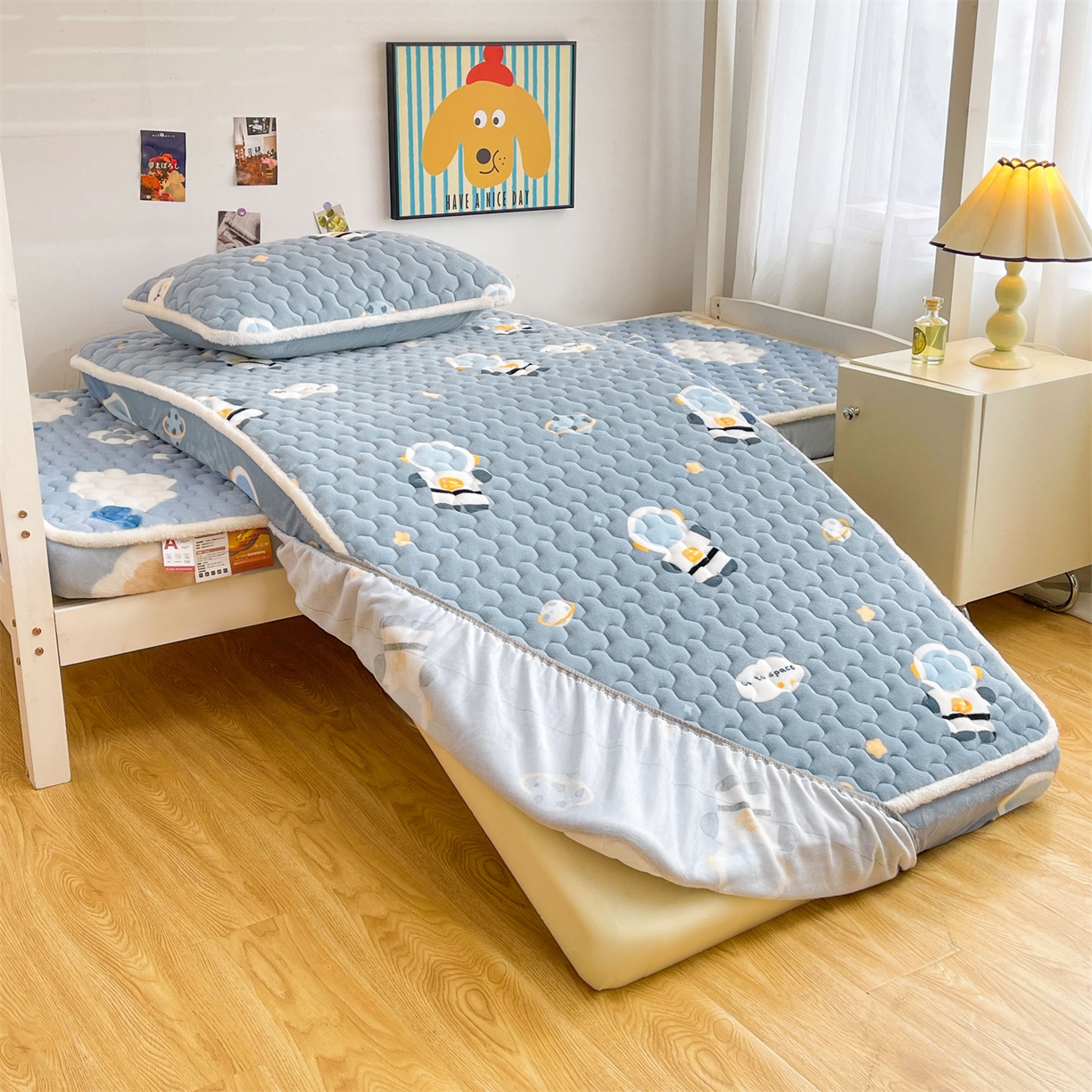 91家纺网 家纺一手货源 找家纺 雯豆家纺 2025新款学生上下铺加厚牛奶绒夹棉床笠宿舍大学生床垫保护套 牛奶绒夹棉床笠-小小太空人