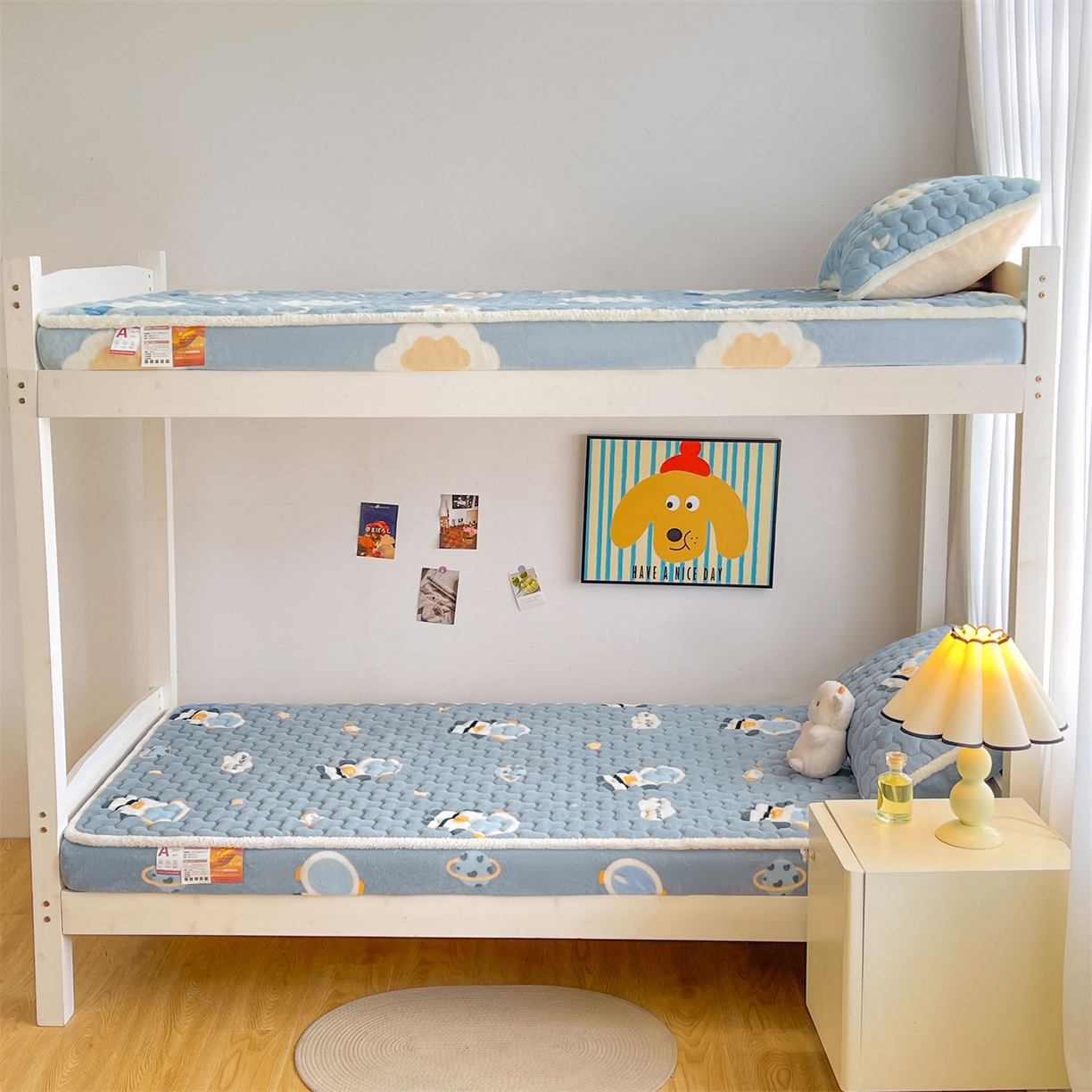 91家纺网 家纺一手货源 找家纺 雯豆家纺 2025新款学生上下铺加厚牛奶绒夹棉床笠宿舍大学生床垫保护套 牛奶绒夹棉床笠-小小太空人