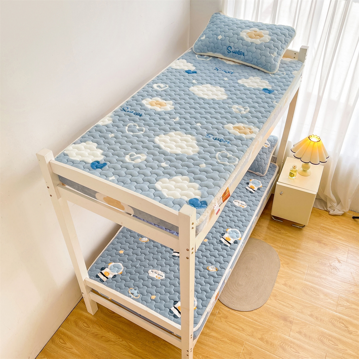 91家纺网 家纺一手货源 找家纺 雯豆家纺 2025新款学生上下铺加厚牛奶绒夹棉床笠宿舍大学生床垫保护套 牛奶绒夹棉床笠-小小太空人