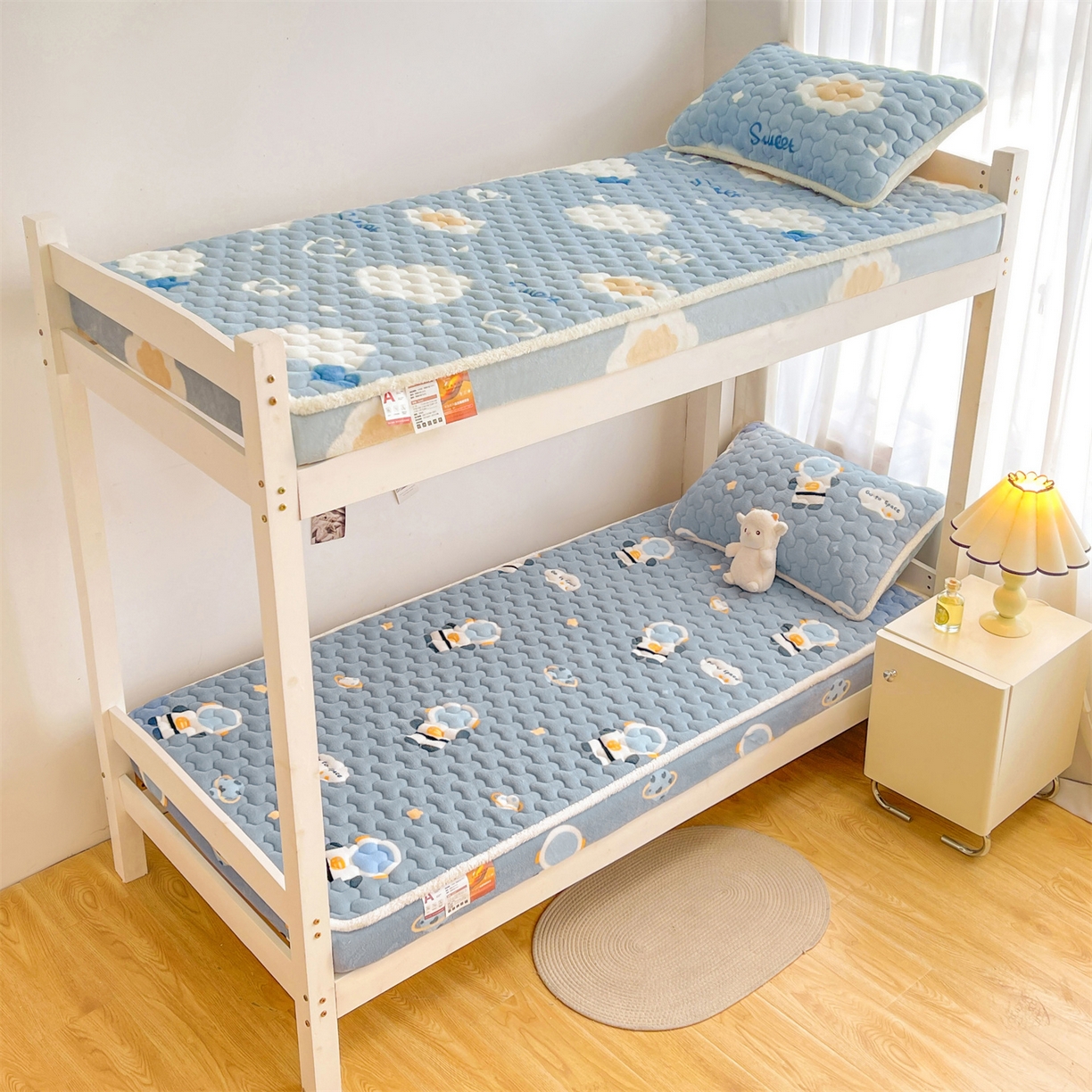 91家纺网 家纺一手货源 找家纺 雯豆家纺 2025新款学生上下铺加厚牛奶绒夹棉床笠宿舍大学生床垫保护套 牛奶绒夹棉床笠-小小太空人